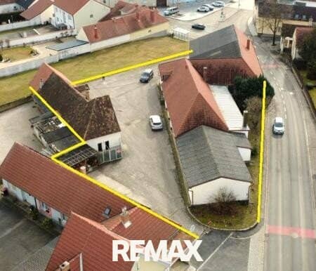 Building plot with existing old building in the centre