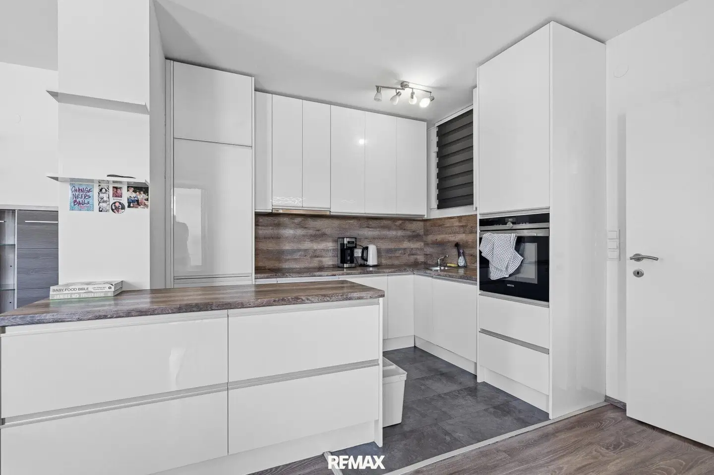 Stylish living with balcony and modern open-plan kitchen in Bernorf