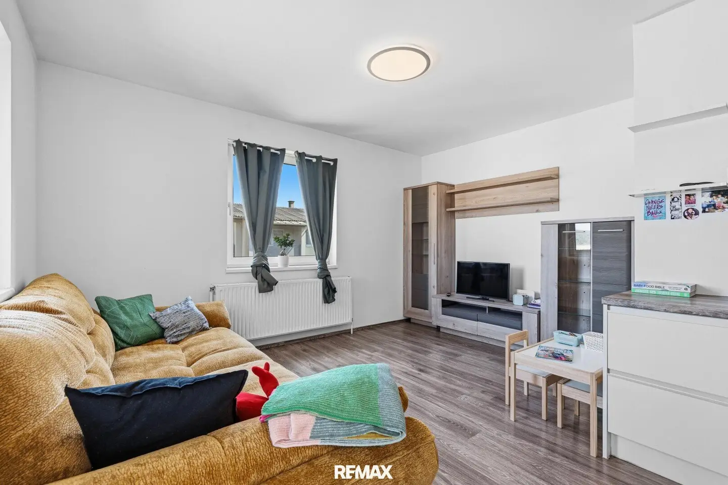 Stylish living with balcony and modern open-plan kitchen in Bernorf