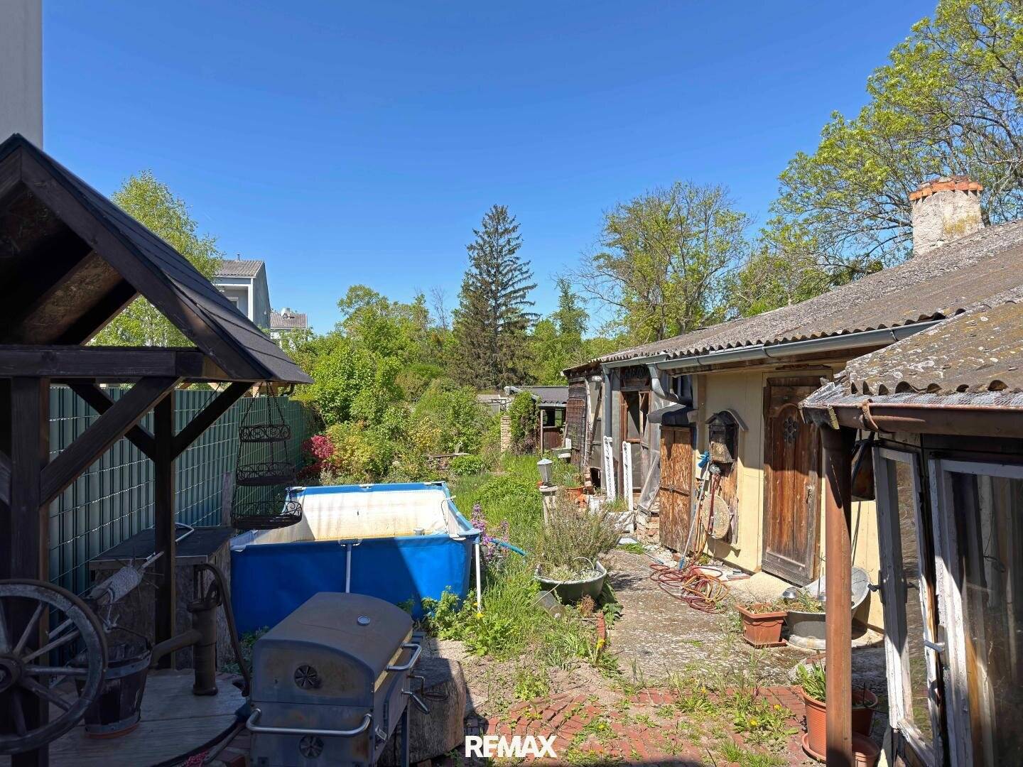 Building land, 4 residential units and subdivision also possible