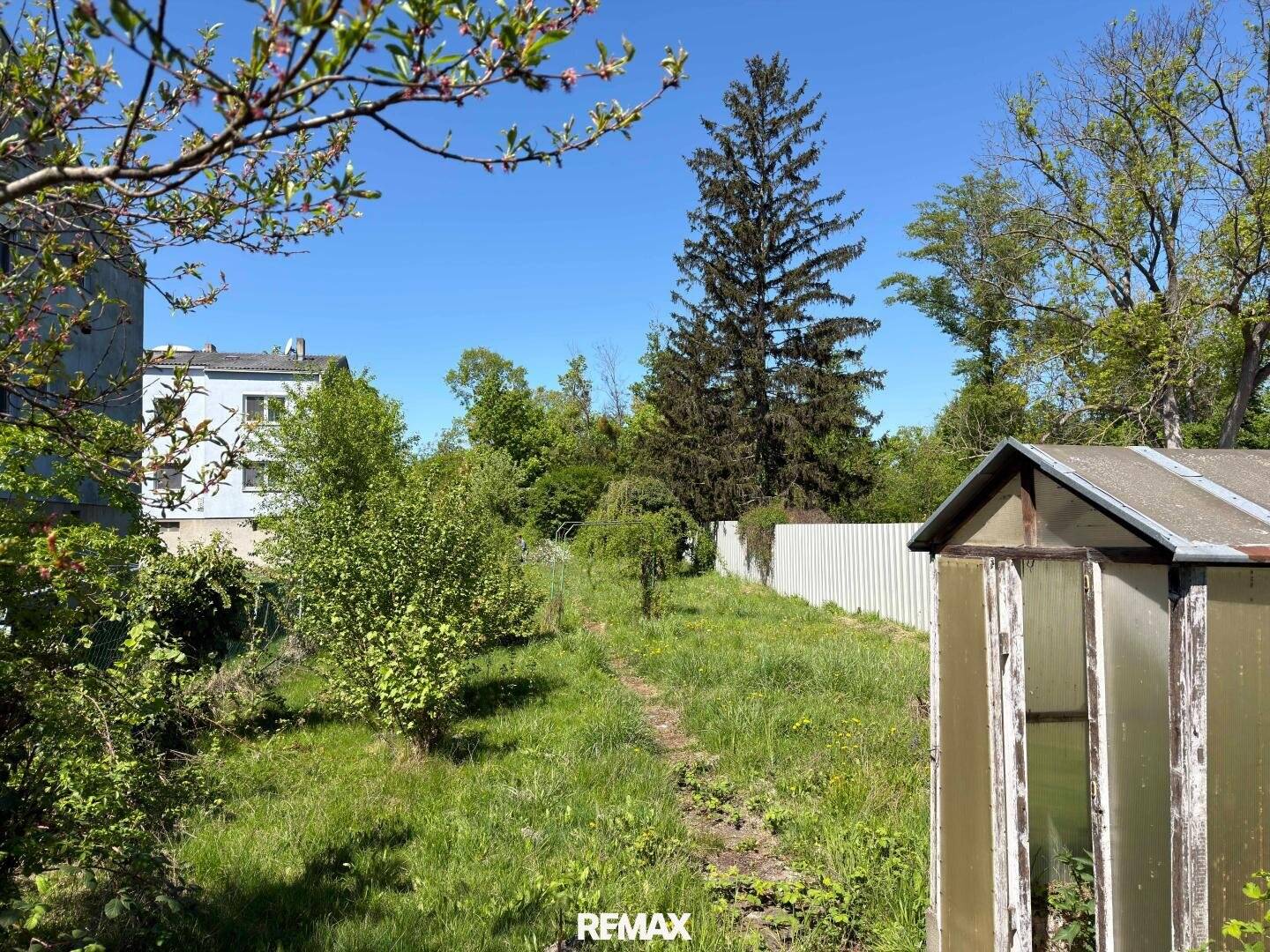 Building land, 4 residential units and subdivision also possible