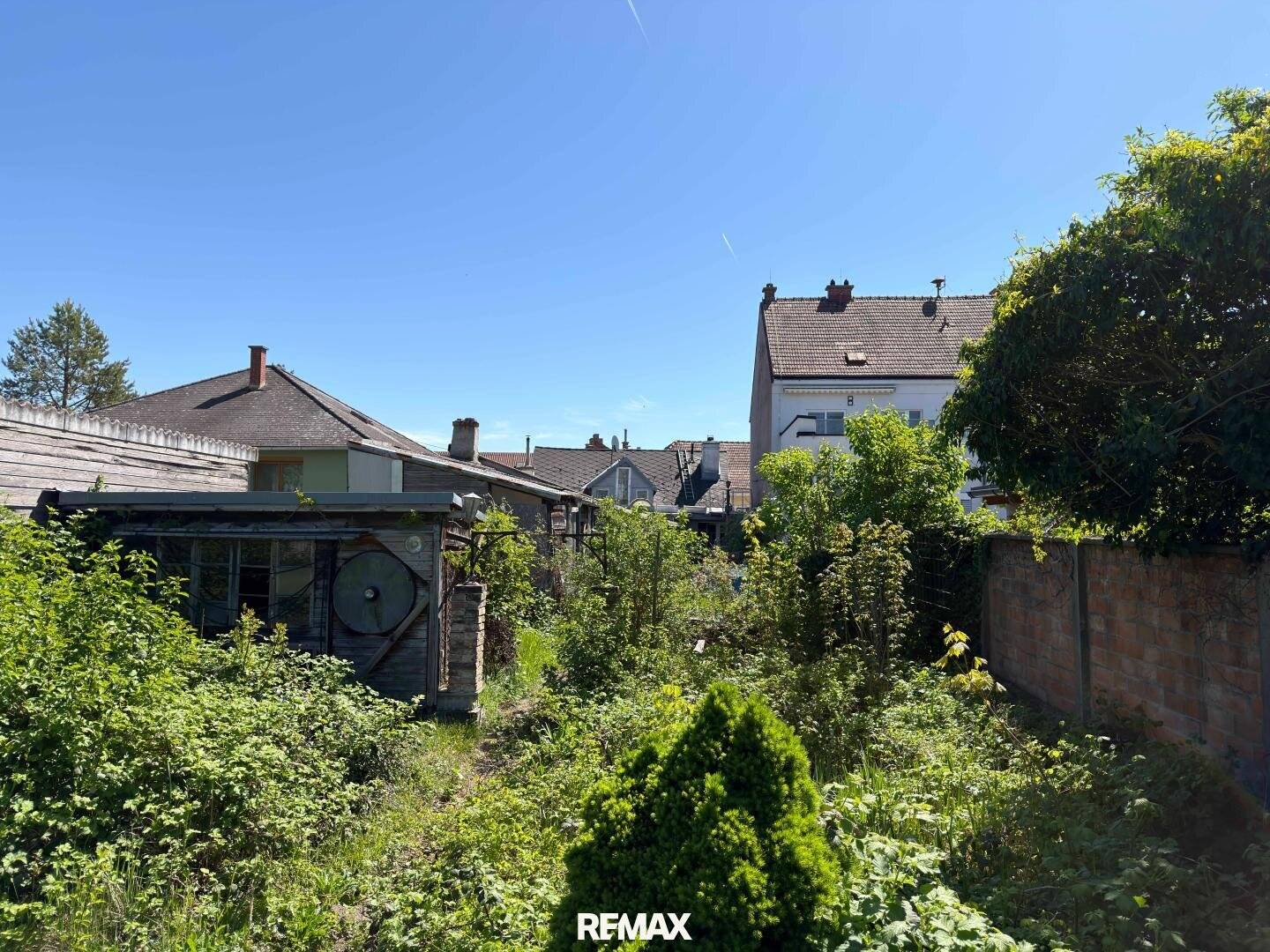Building land, 4 residential units and subdivision also possible