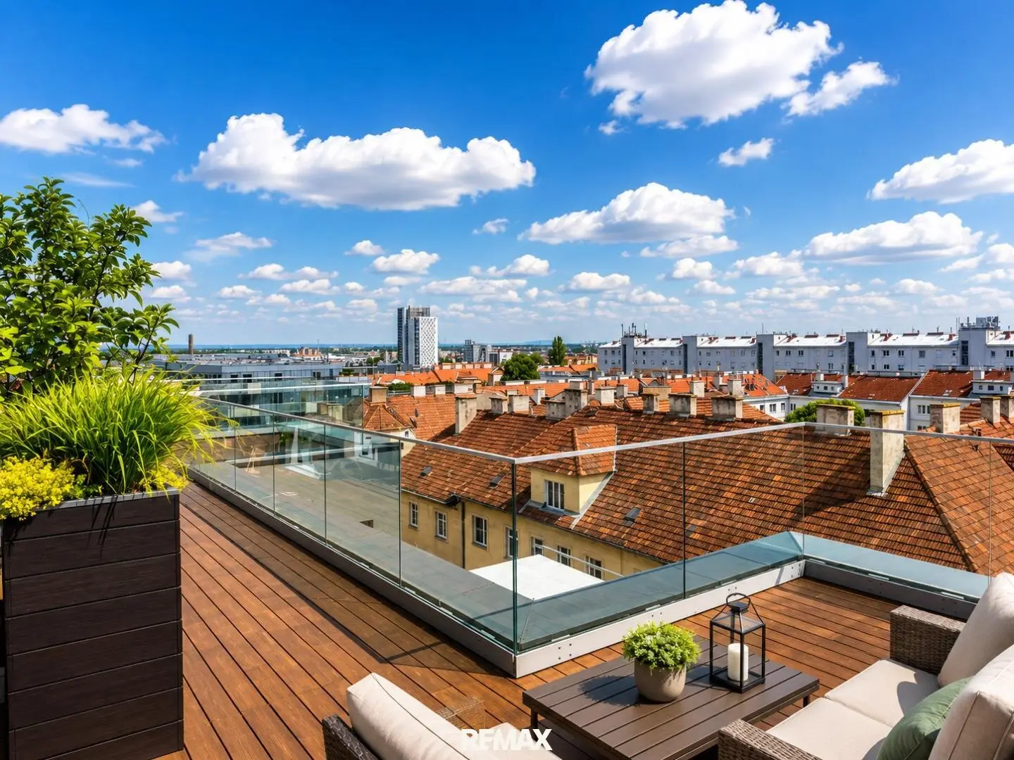 "Moderne 3-Zimmer-Wohnung mit Balkon, Klimaanlage und Rooftop-Pool!"