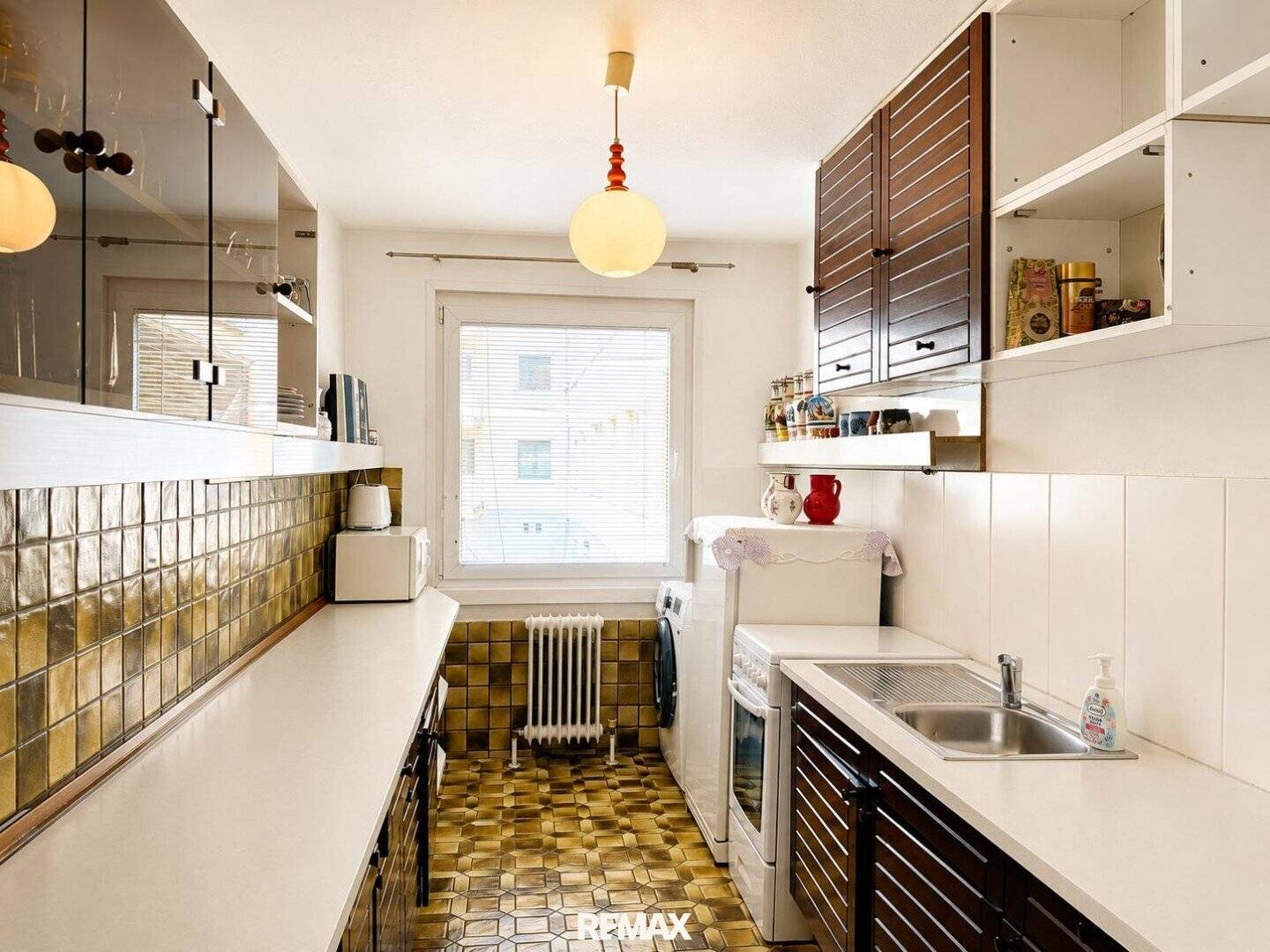 Plenty of space for the family: Well maintained 4-room apartment with balcony in 1110 Vienna