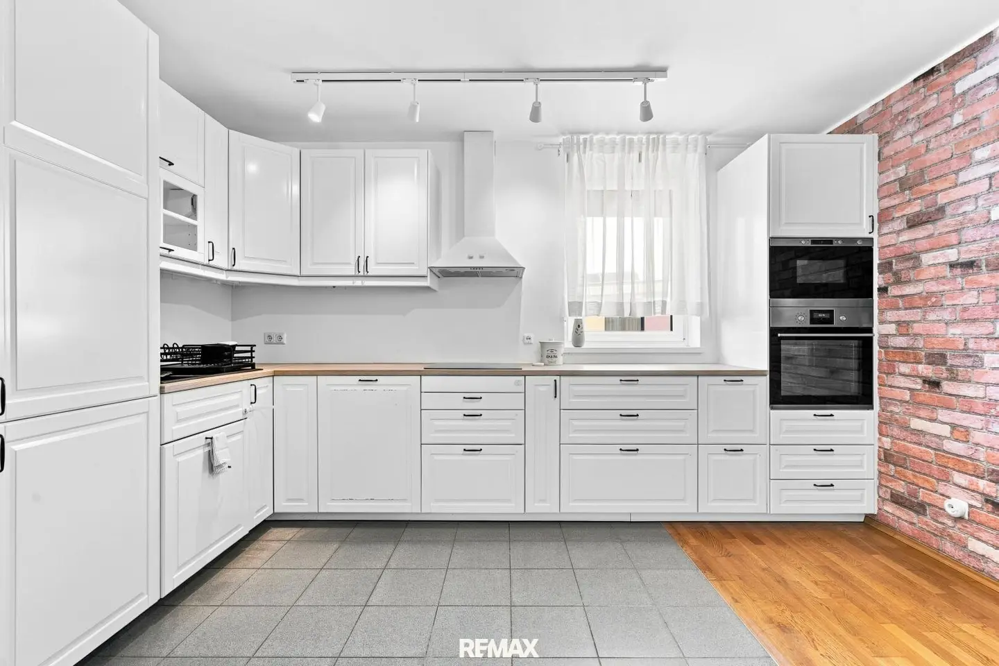 ALTE DONAU - UNO CITY - 4-room apartment with balcony