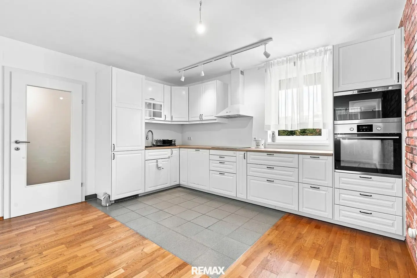 ALTE DONAU - UNO CITY - 4-room apartment with balcony