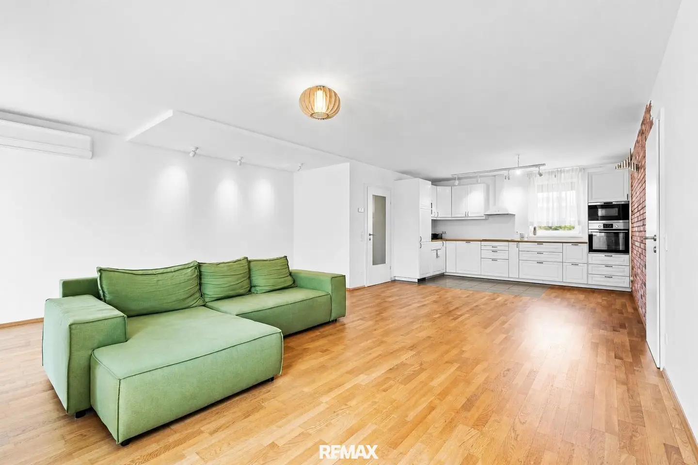 ALTE DONAU - UNO CITY - 4-room apartment with balcony