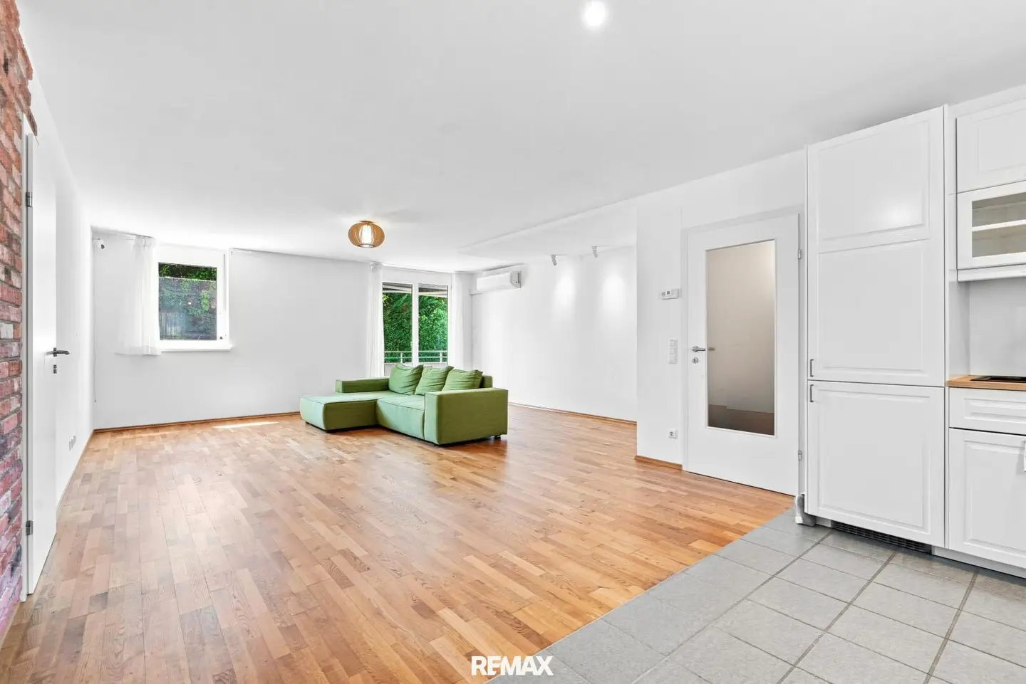 ALTE DONAU - UNO CITY - 4-room apartment with balcony