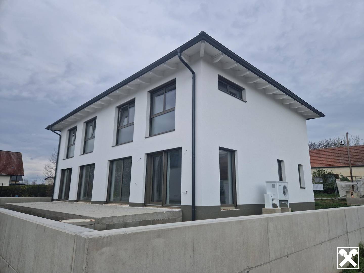 WOHNEN AN DEN DONAUAUEN UND AM WAGRAM: MODERN, MASSIV & HOCHWERTIG WOHNEN IN DER WEINREGION WAGRAM MIT BESTER INFRASTRUKTUR UND VERKEHRSANBINDUNG