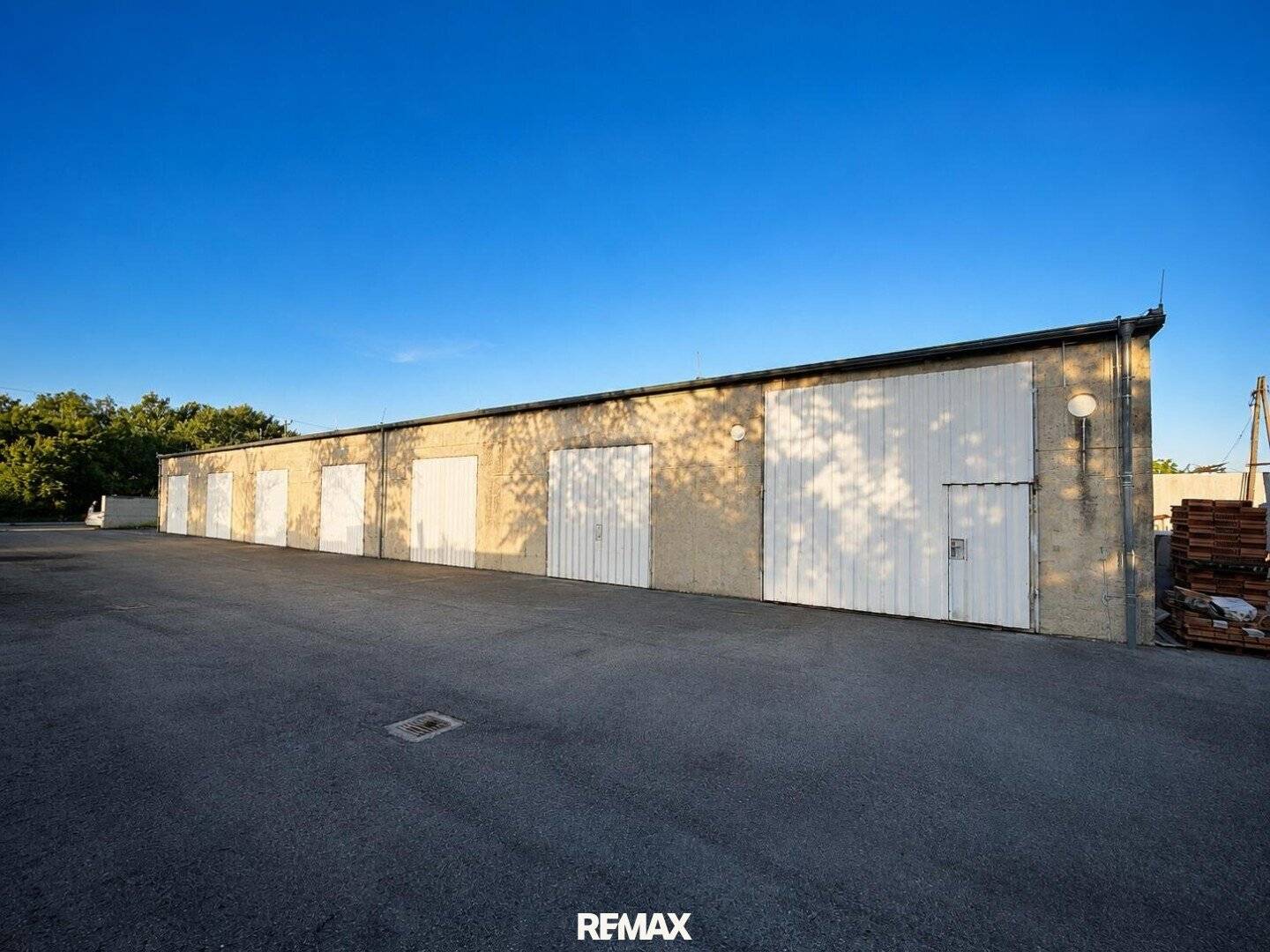 Attention builders! Warehouse with sandpits and workshop on 2000m² building land