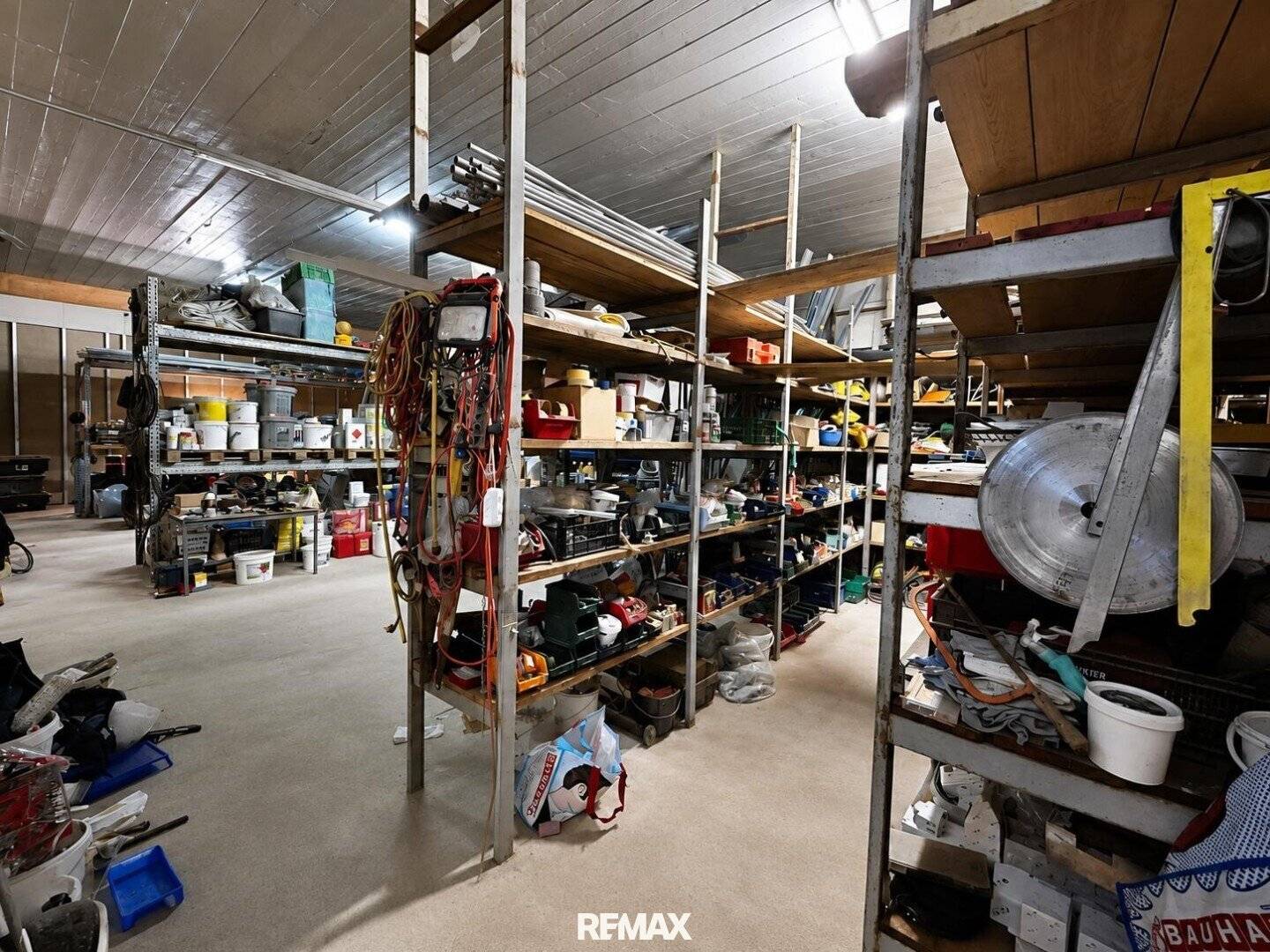 Attention builders! Warehouse with sandpits and workshop on 2000m² building land