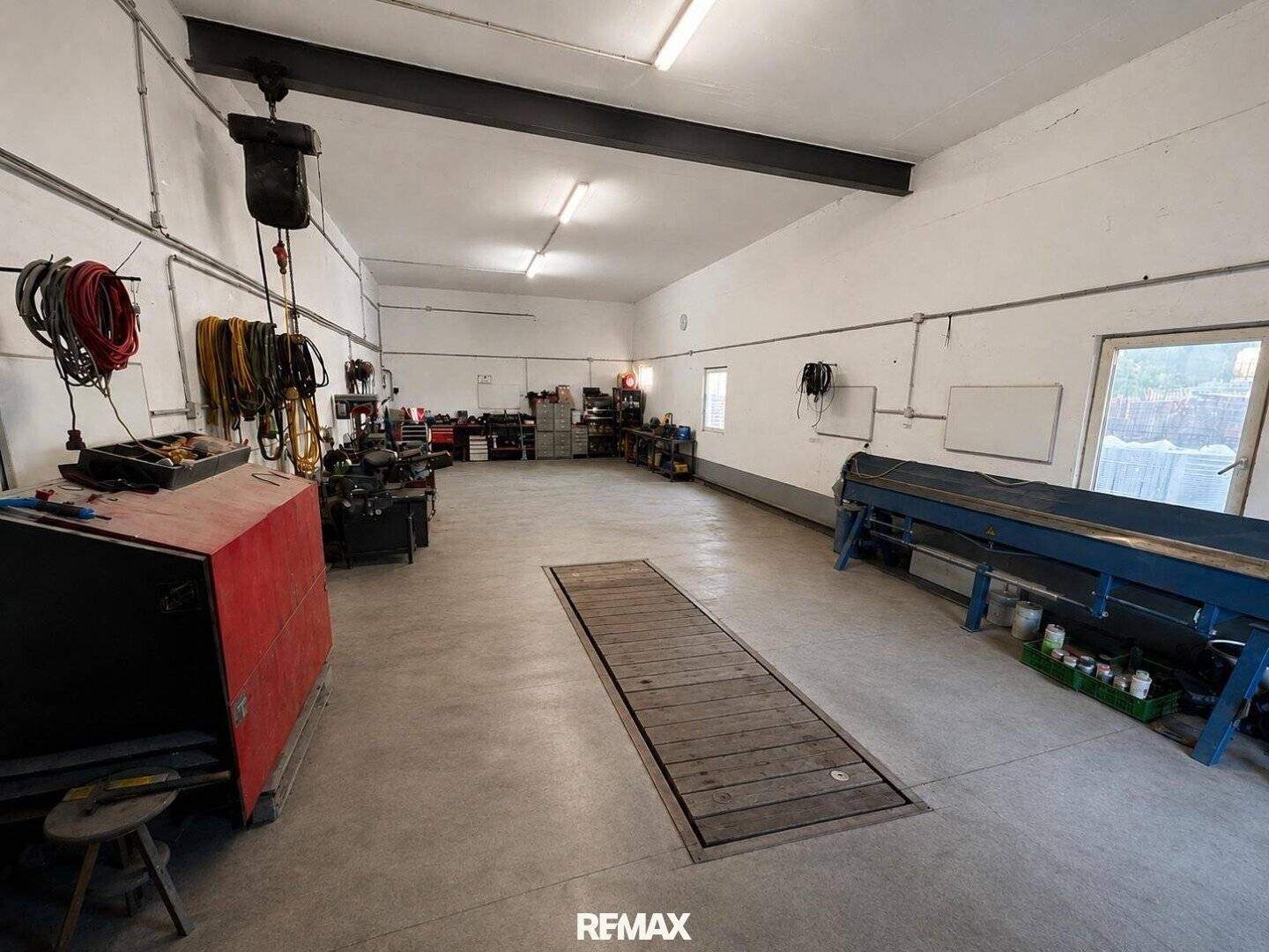 Attention builders! Warehouse with sandpits and workshop on 2000m² building land