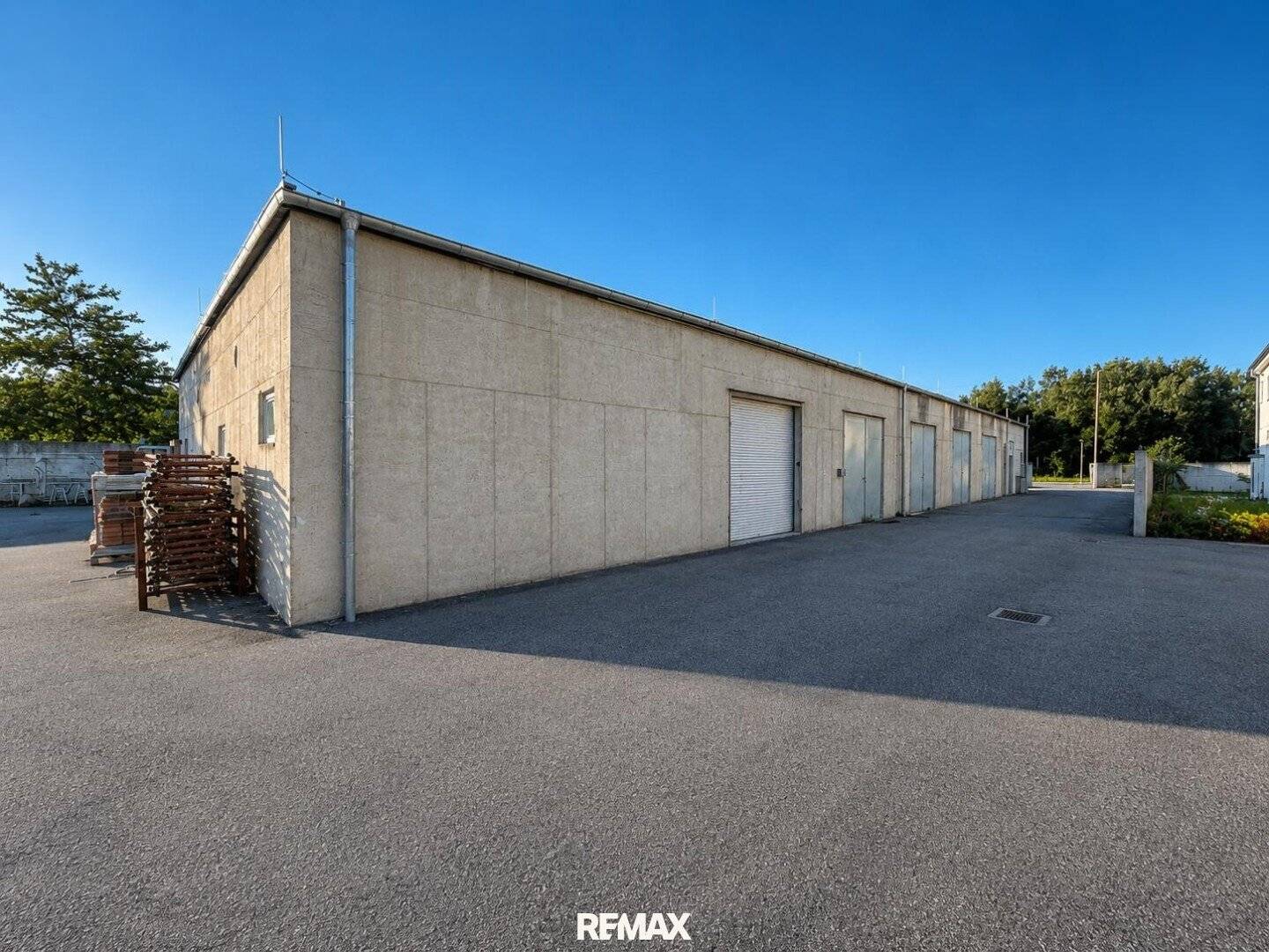 Attention builders! Warehouse with sandpits and workshop on 2000m² building land