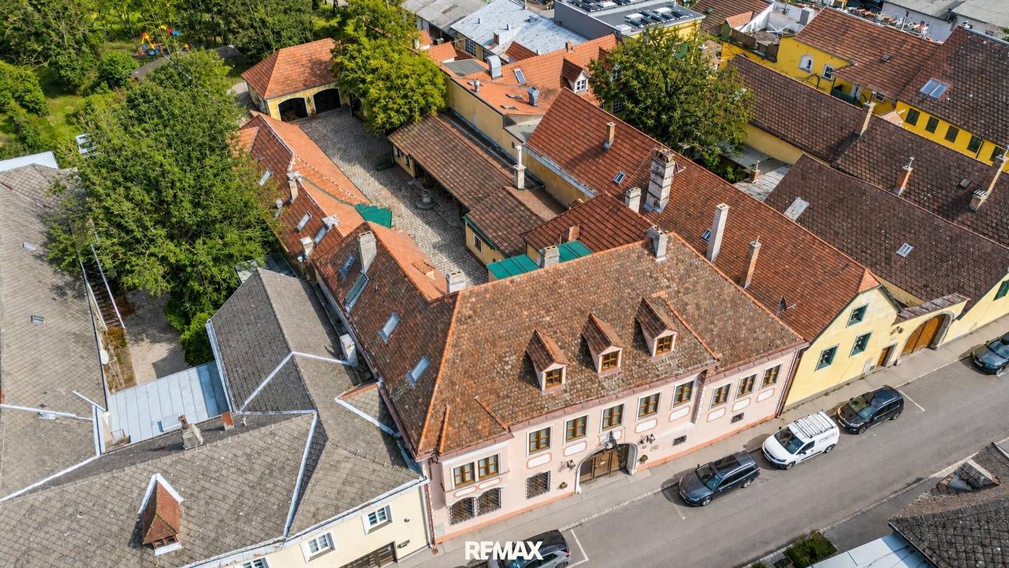 Approx. 400 m² living space plus further approx. 710 m² usable space with lots of potential!
