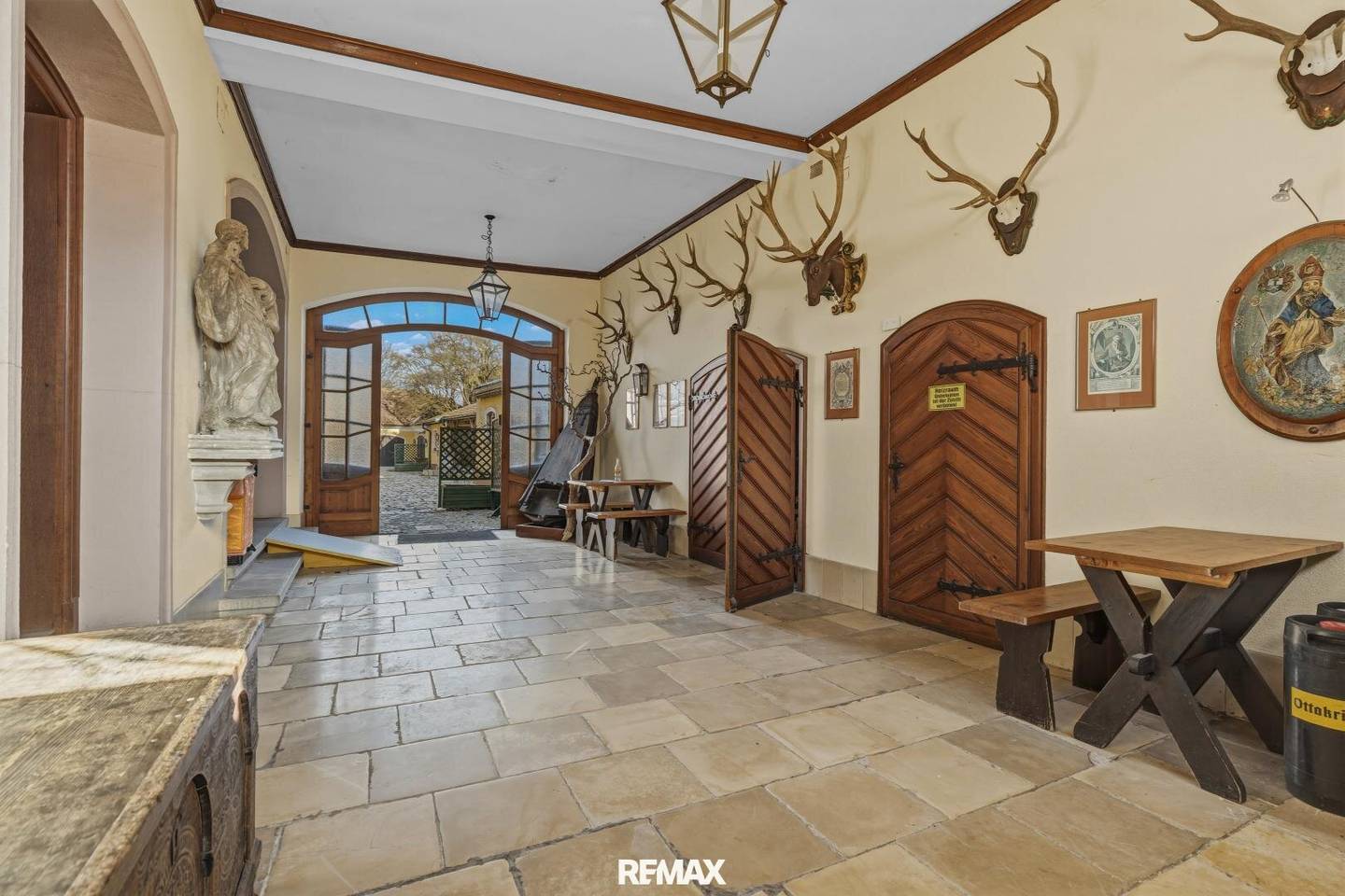 Approx. 400 m² living space plus further approx. 710 m² usable space with lots of potential!