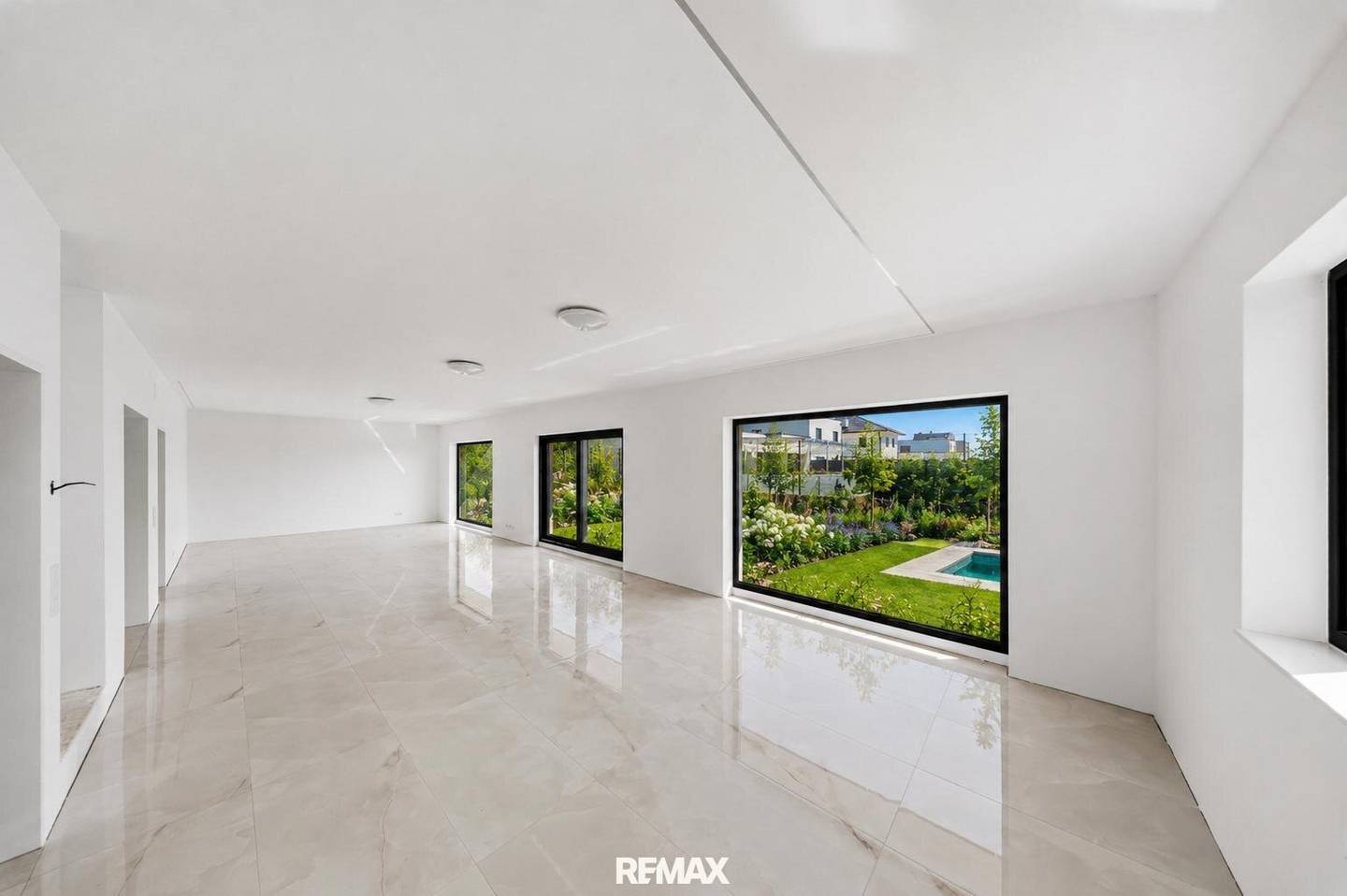 Luxurious semi-detached house with pool, garden and high quality fittings