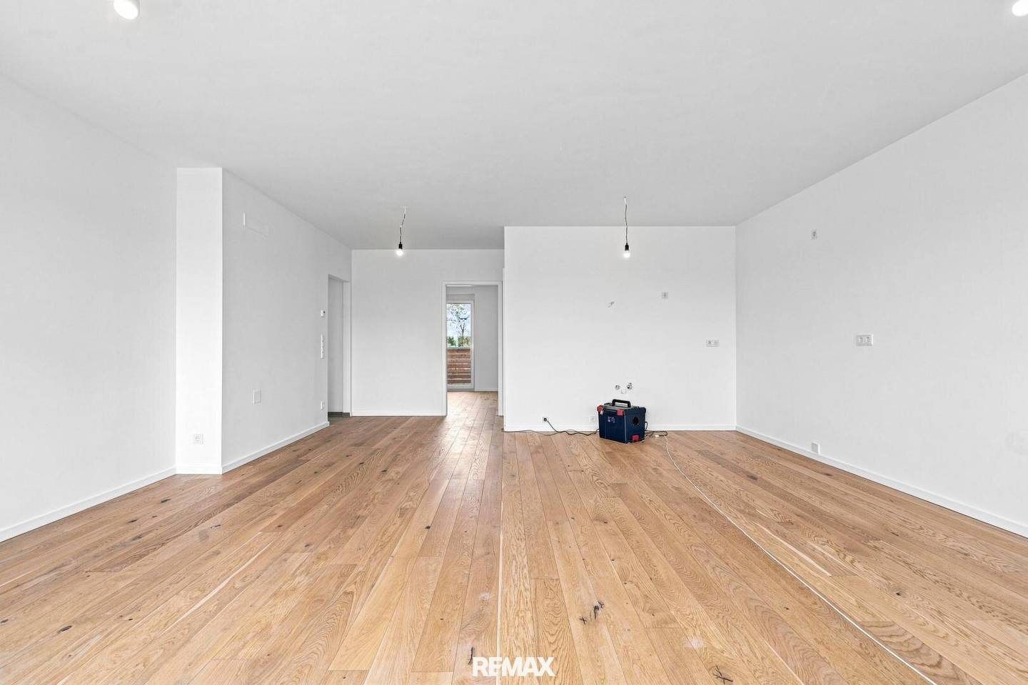 Commission-free for the buyer - Top floor 3 rooms with balcony