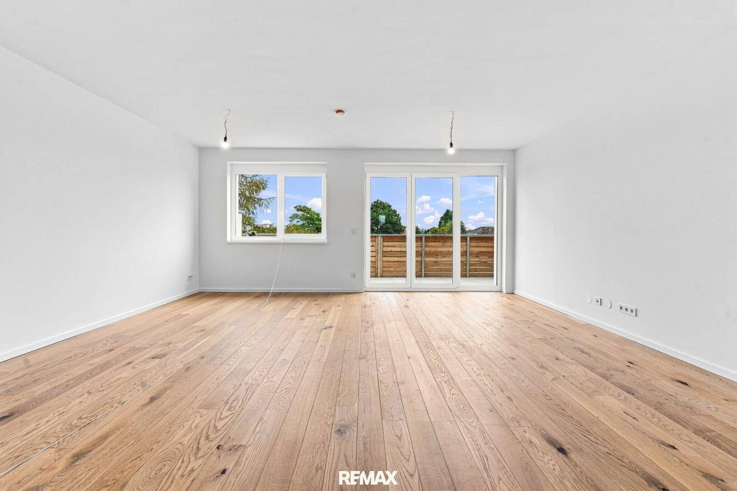 Commission-free for the buyer - Top floor 3 rooms with balcony