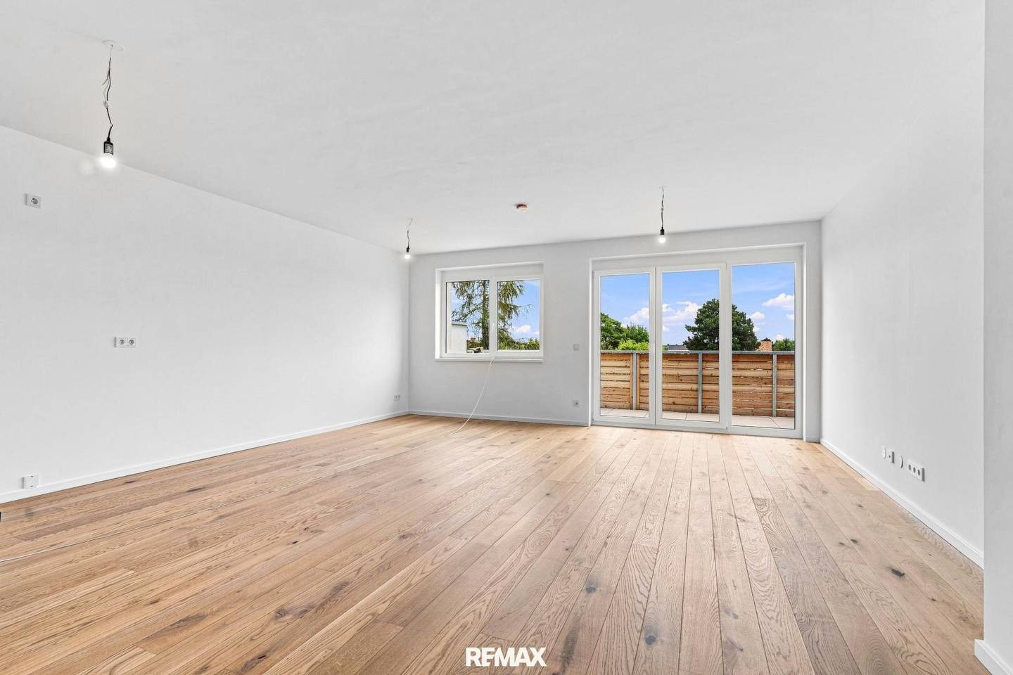 Commission-free for the buyer - Top floor 3 rooms with balcony