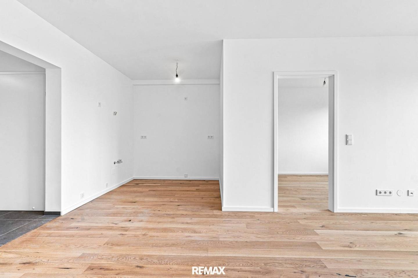 Commission-free for the buyer - Attic 1-room with balcony