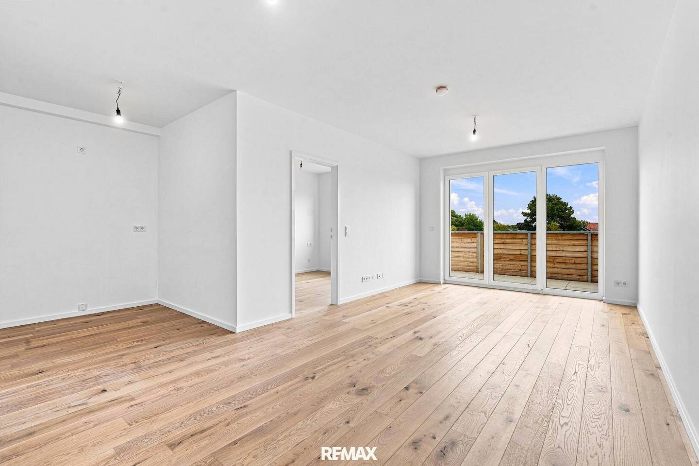 Commission-free for the buyer - Attic 1-room with balcony