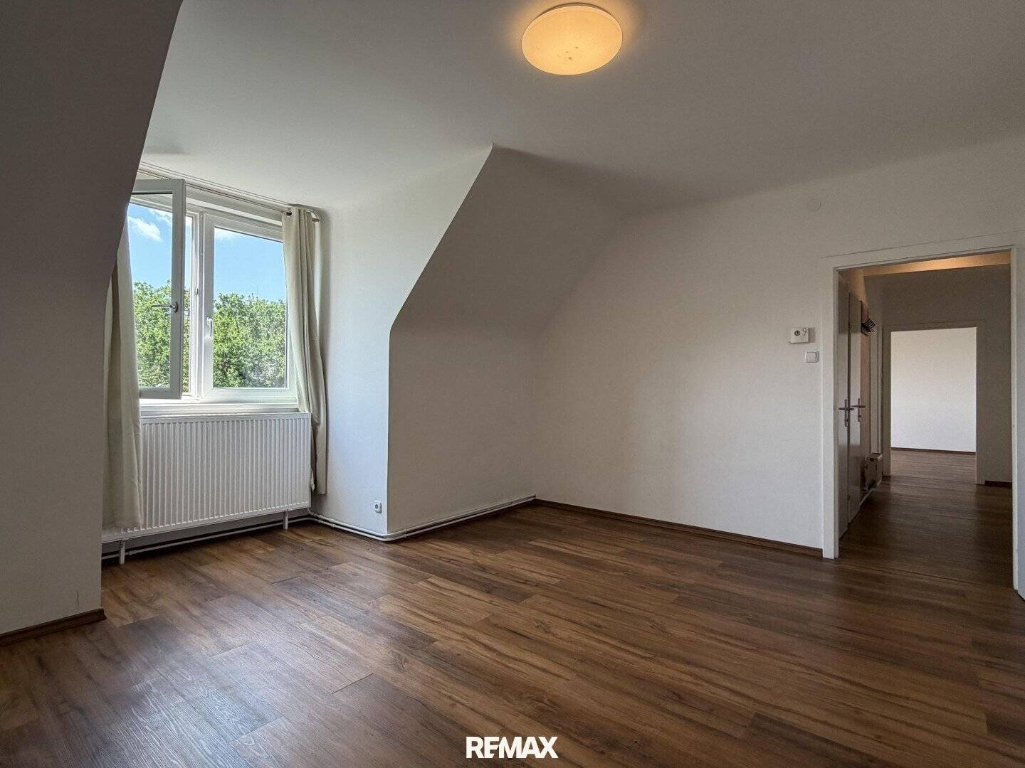 2-room attic apartment in quiet location