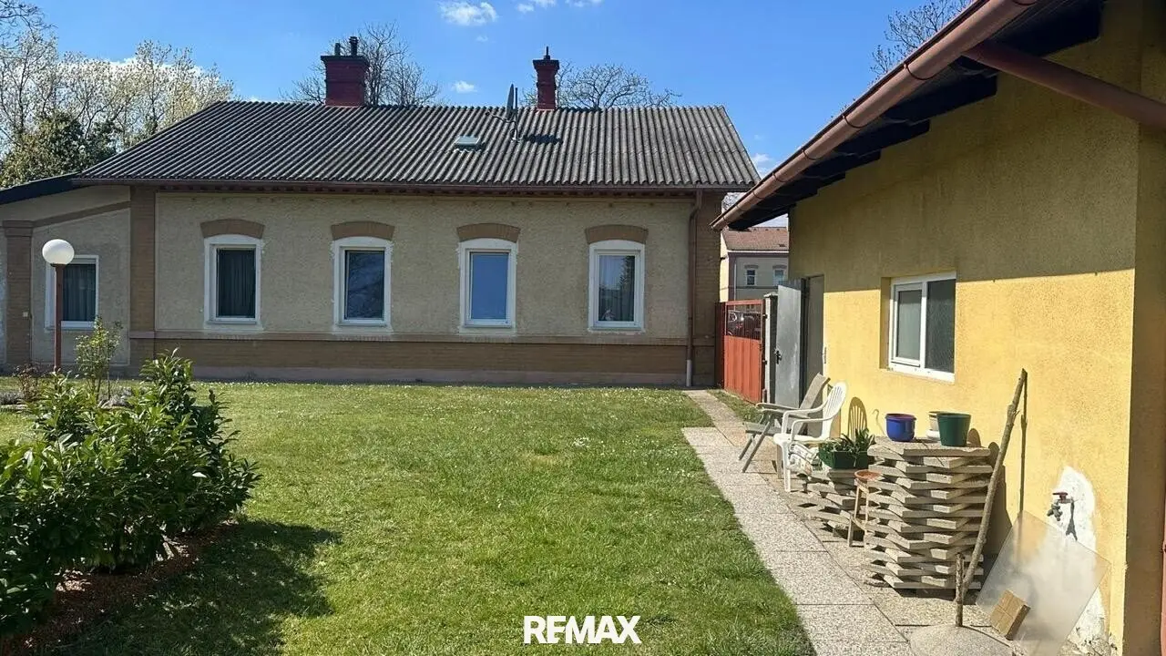 Charming house seeks creative hands!