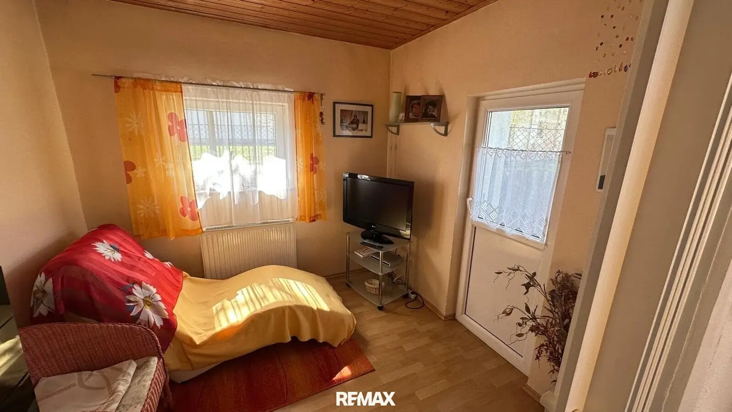 Charming house seeks creative hands!