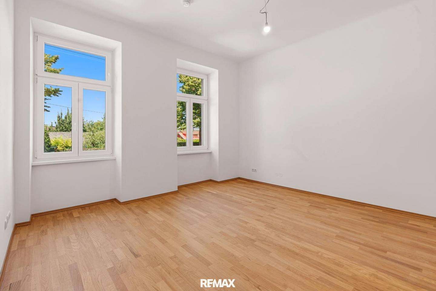 Spacious freshly renovated period apartment near the Schmelz