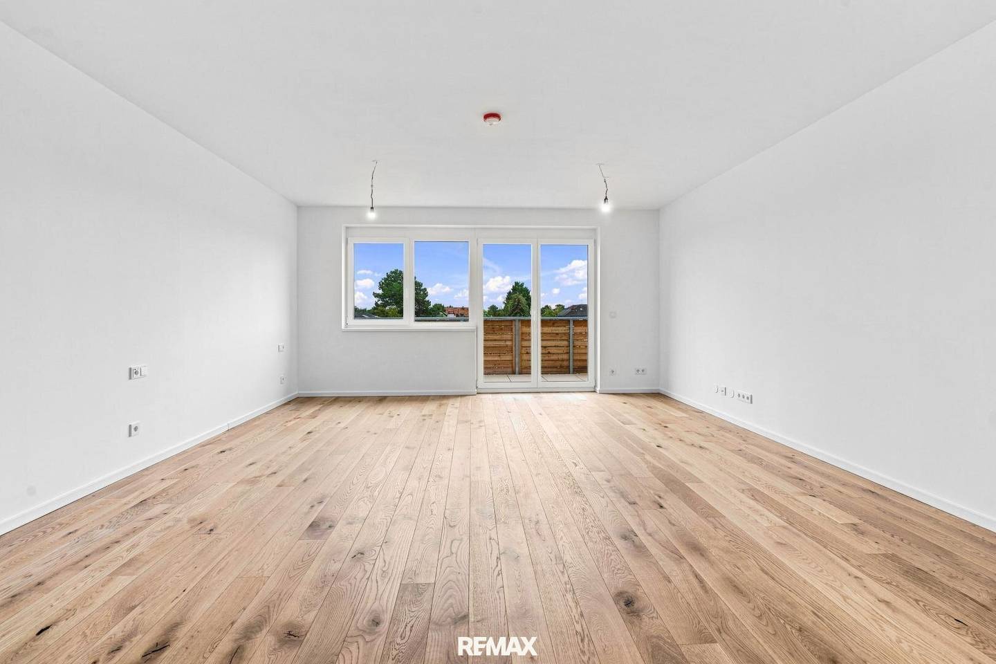 Commission-free for the buyer - Top floor 2-room with balcony