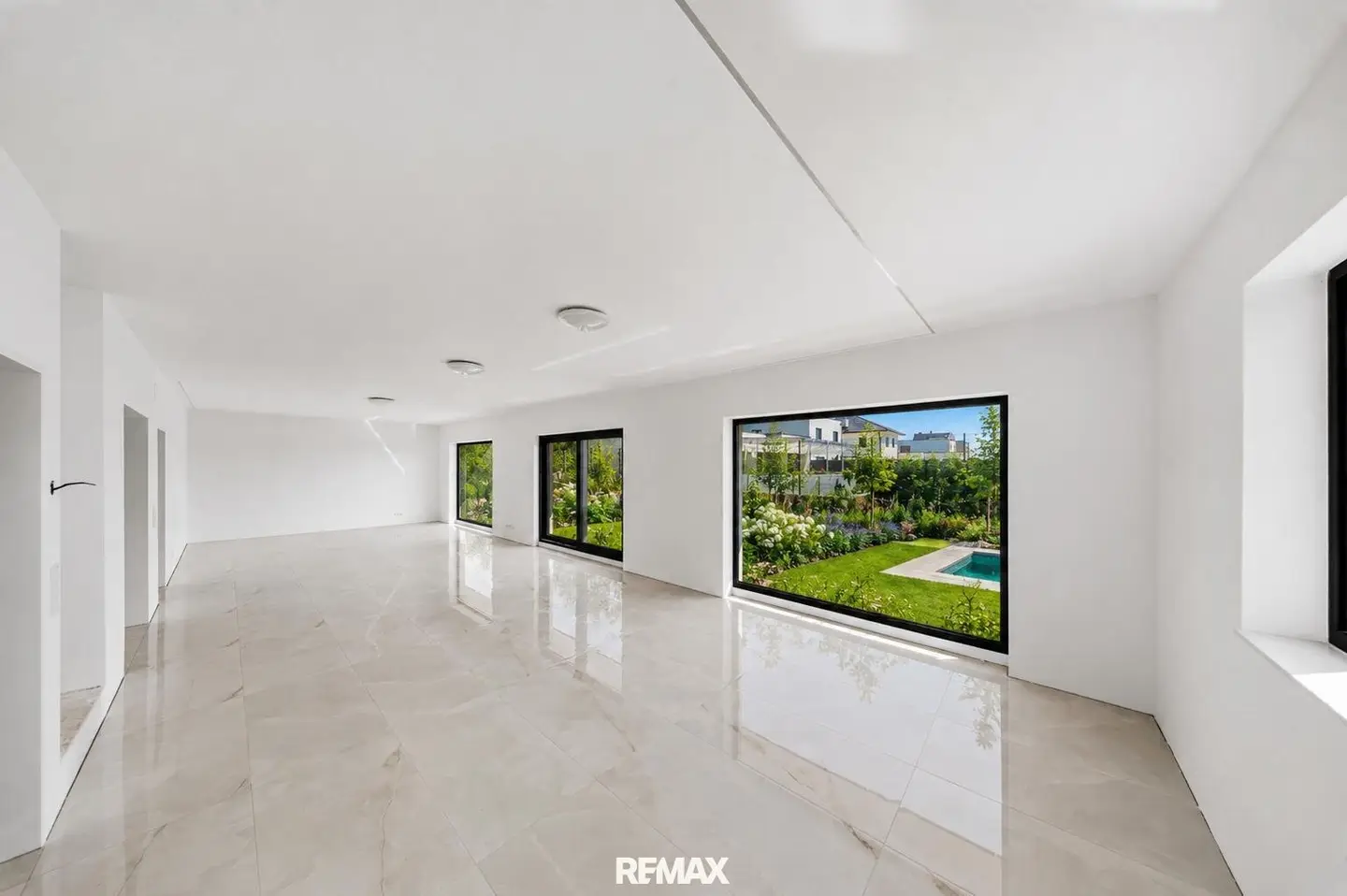 Luxurious semi-detached house with pool, garden and high-quality fittings