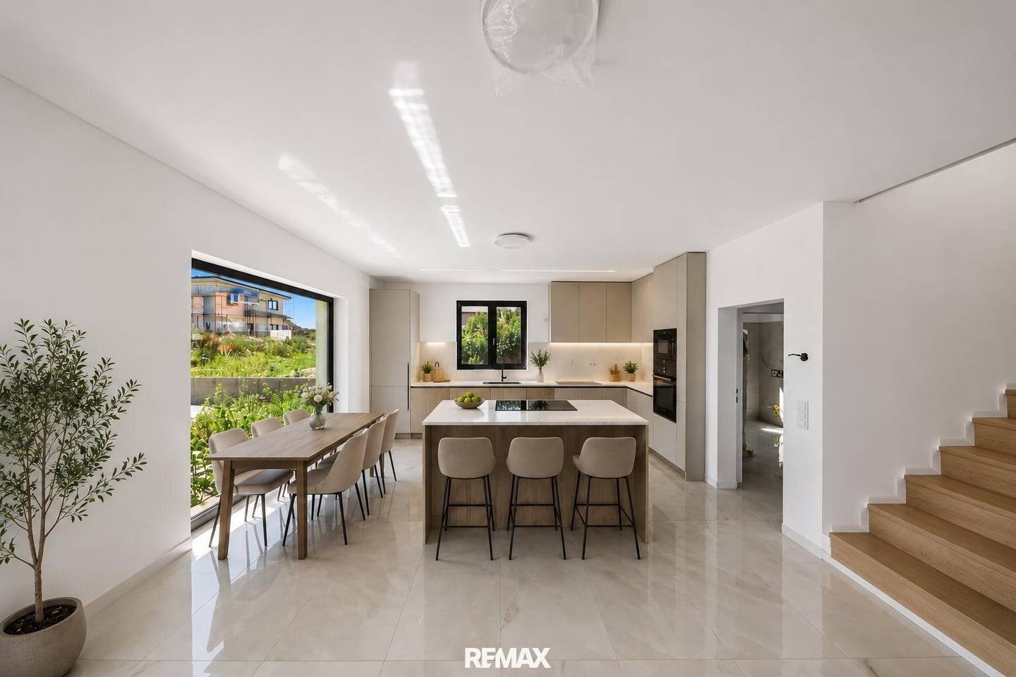 Luxurious semi-detached house with pool, garden and high-quality fittings