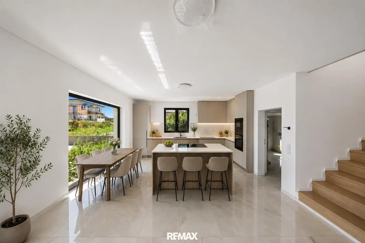 Luxurious semi-detached house with pool, garden and high-quality fittings