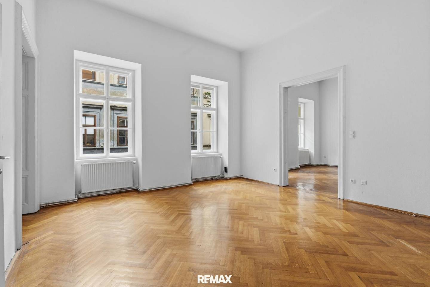 Representative period apartment in absolute prime location, directly at the Parliament