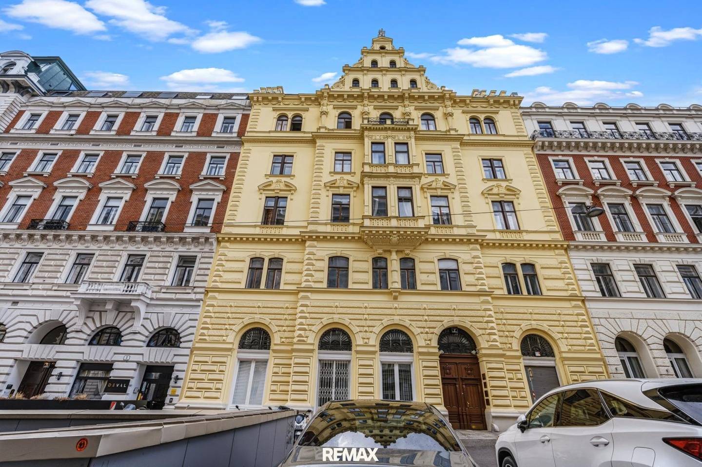 Representative period apartment in absolute prime location, directly at the Parliament