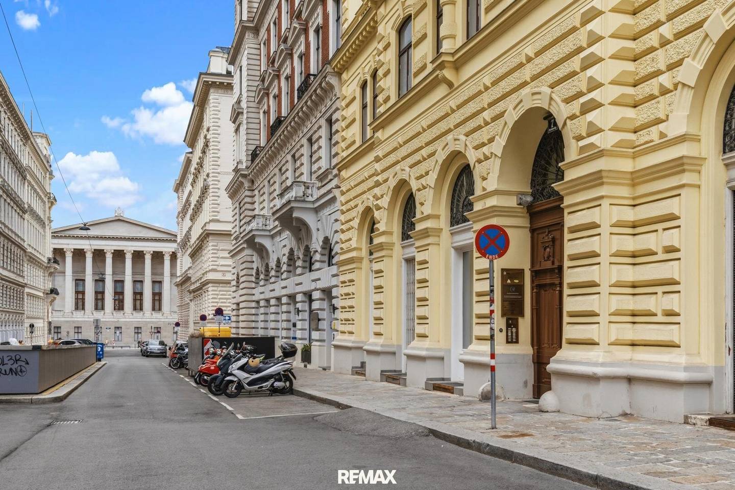 Representative period apartment in absolute prime location, directly at the Parliament