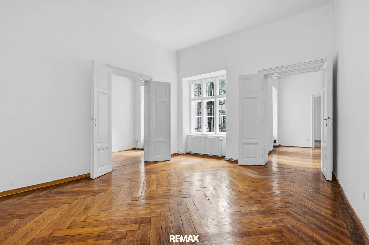 Representative period apartment in absolute prime location, directly at the Parliament
