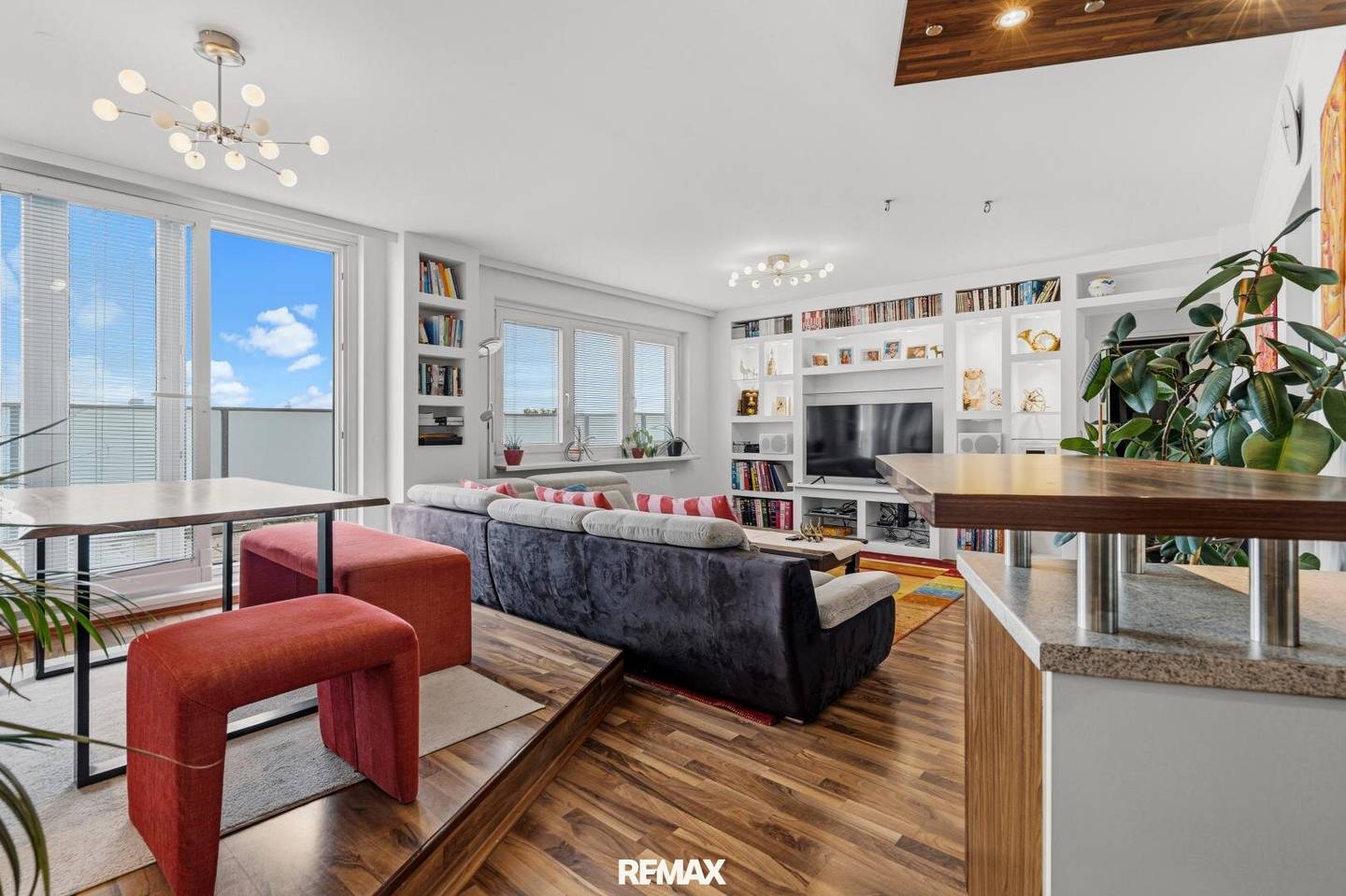 Exclusive apartment with 40 m² terrace, pool, sauna!