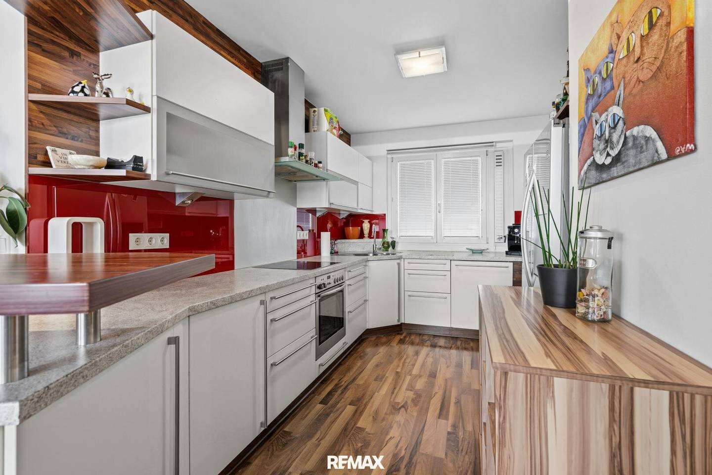 Exclusive apartment with 40 m² terrace, pool, sauna!