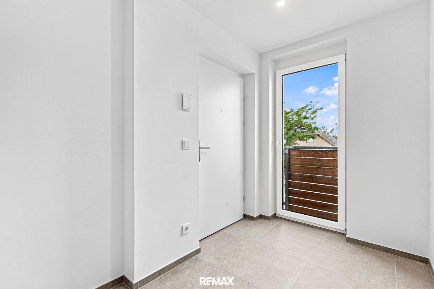Commission-free for the buyer - 3 rooms with balcony