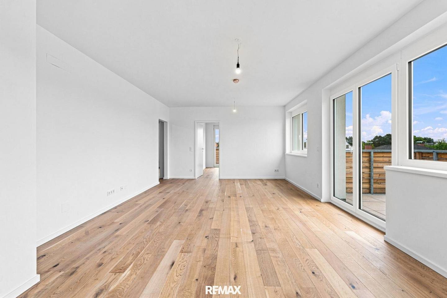 Commission-free for the buyer - Attic 3-room with 2 balconies