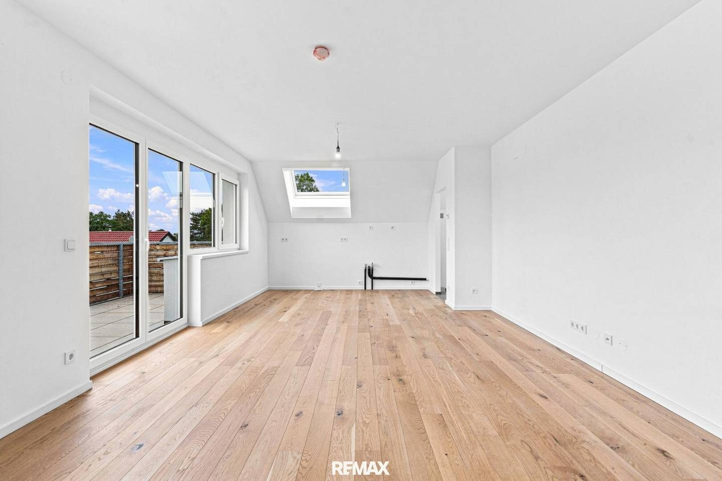 Commission-free for the buyer - Attic 3-room with 2 balconies