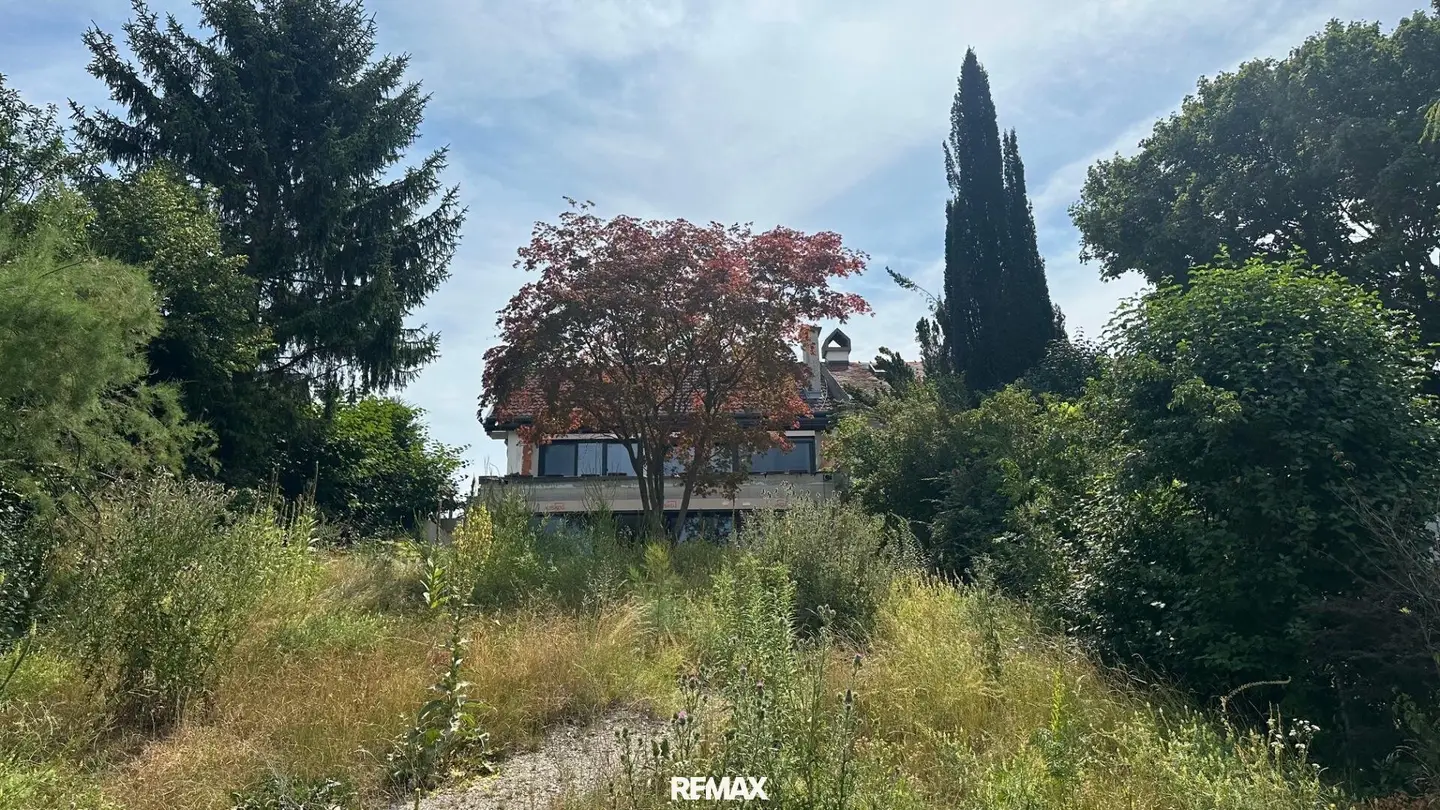 HOUSE with LAKE ACCESS