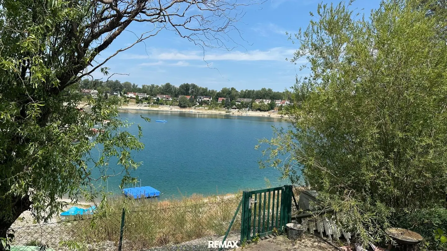 HOUSE with LAKE ACCESS