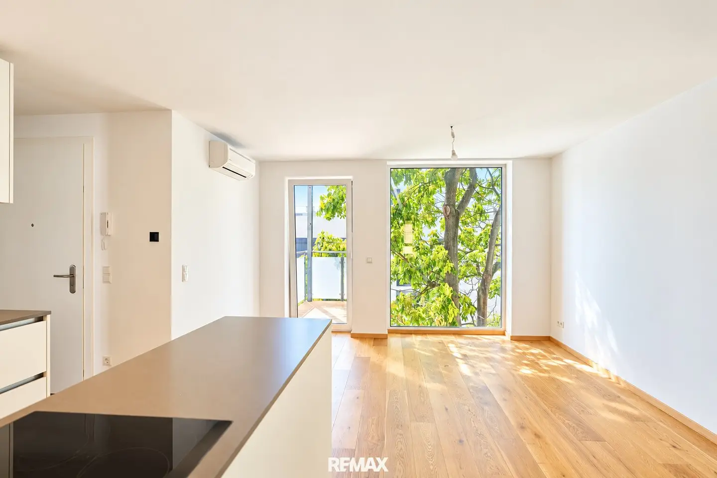"Dachgeschoss, Balkon &amp; grüner Ausblick"