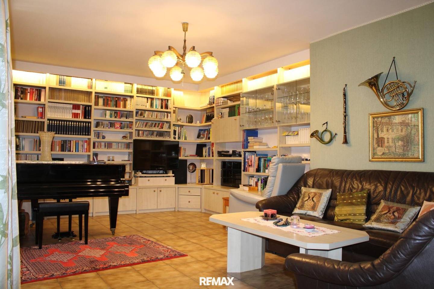 8 rooms and much more!