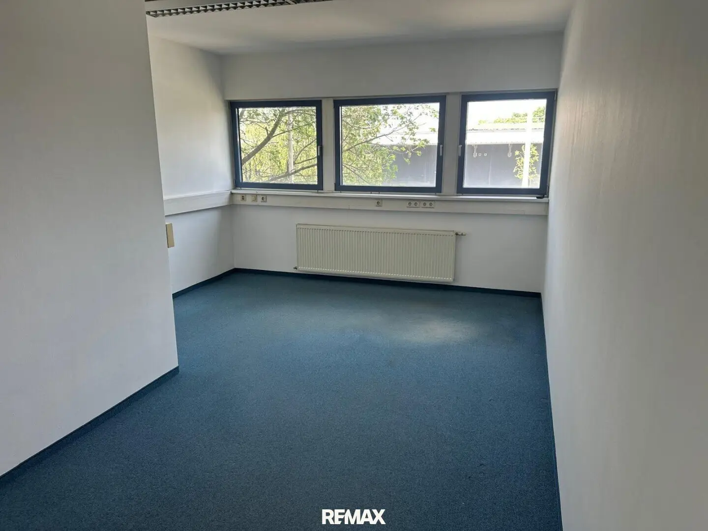 Office with perfect airport connection