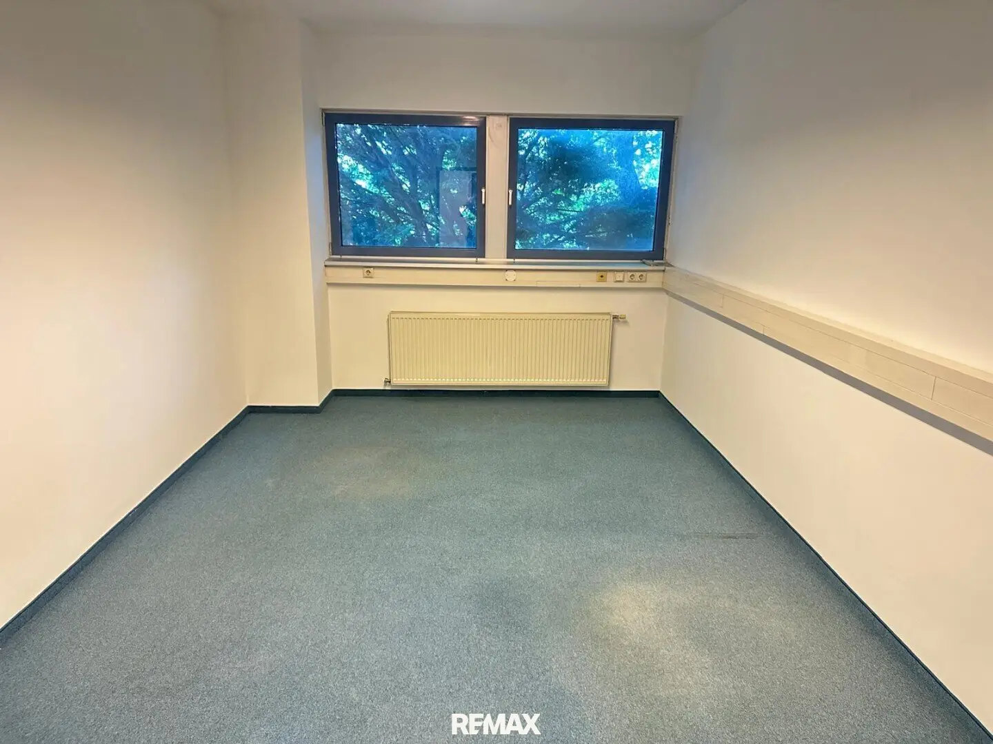 Office with perfect airport connection