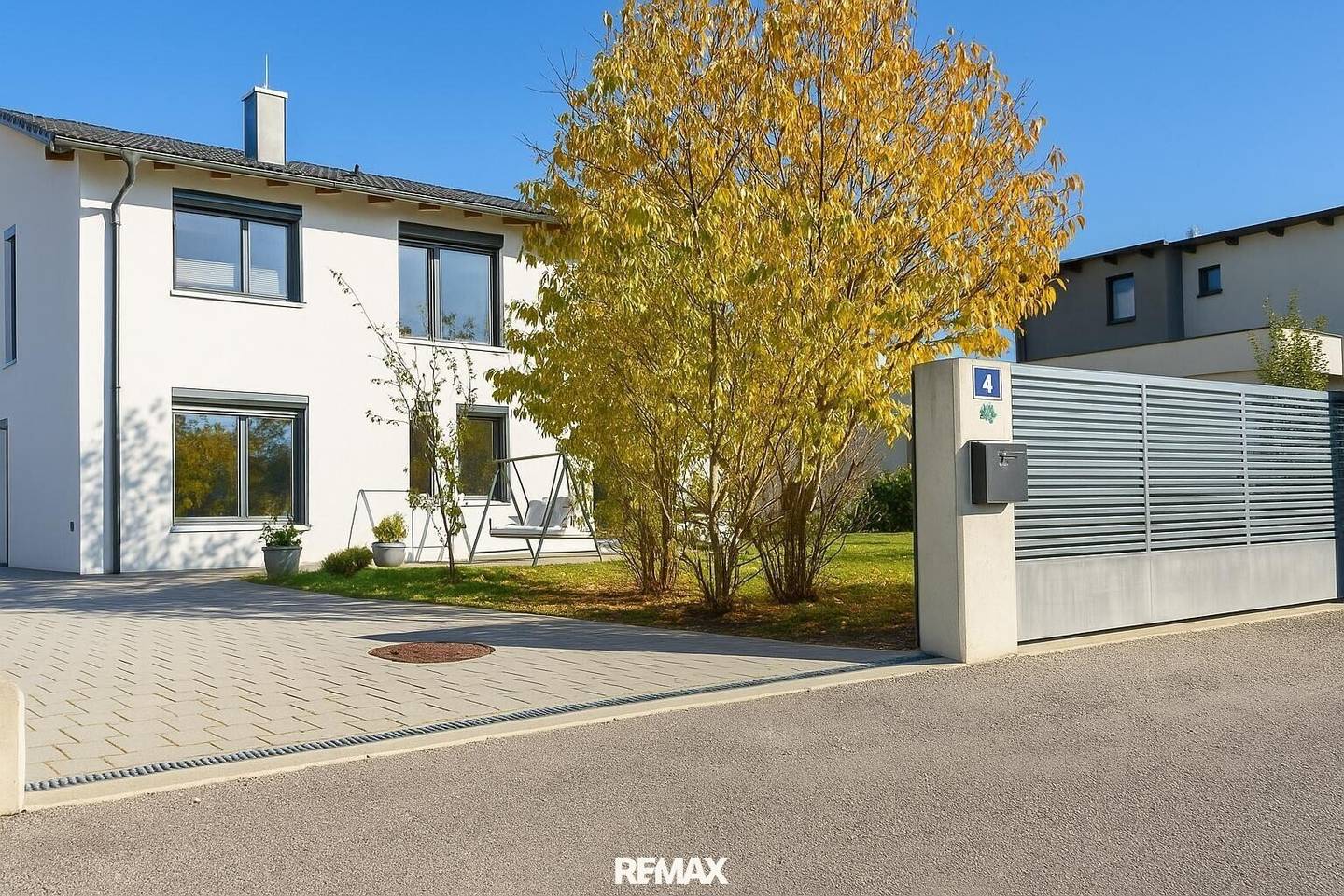 Single-family house with high-quality fittings and spacious living concept