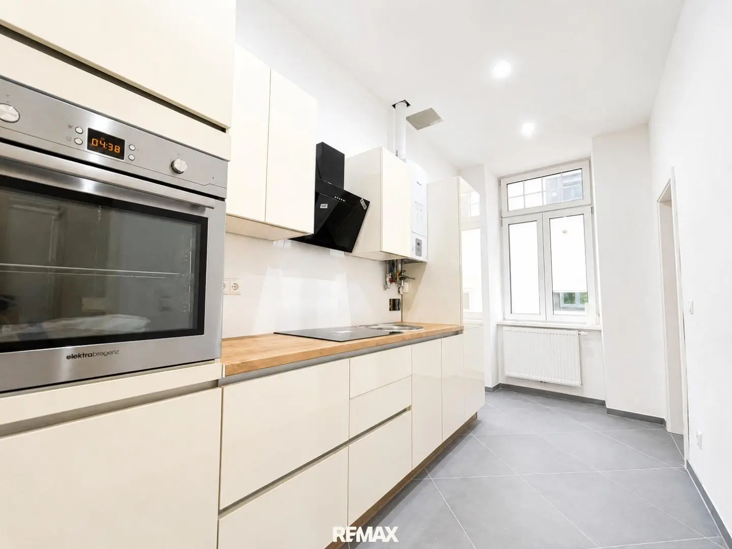Friedensbrücke around the corner 2-room apartment Short-term rental possible